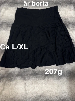 Svart plisserad kjol L/XL - Svart plisserad kjol i storlek L/XL. Kjolen har en kort längd och ett stilrent, enfärgat utseende som gör den enkel att matcha med olika toppar. Perfekt för dig som gillar en klassisk och enkel look.🌸Fint använt skick. Finns inga lappar med storlek men uppskattar den till L/XL 