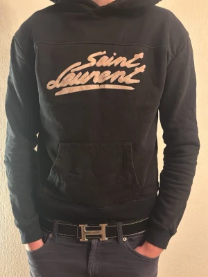 Saint Laurent hoddie - Jätte fint använd inga defekter eller liknande hör gärna va er med mer frågor passar runt 172 och ner till ungefär 165 size S
