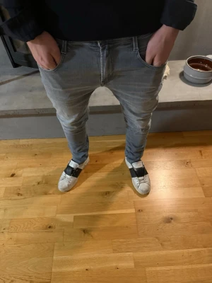 Replay Anbass jeans - Ett par riktigt feta Replay Anbass jeans i grå färg. Dessa är helt oanvända och i mycket bra skick! Skriv för frågor eller funderingar🙌