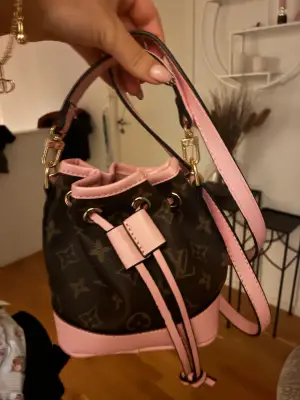 Super söt bucket bag💕 säljer pga att den inte kommer till användning, skriv privat ifall de e något ni undrar💕