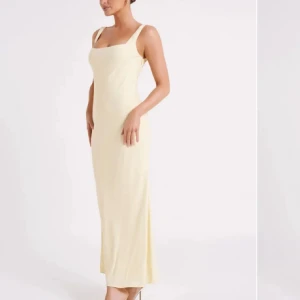 Ljusgul långklänning med öppen rygg - Säljer en elegant ljusgul långklänning med smala axelband och snygg öppen rygg med korsade band✨Klänningen har en figurnära passform och rak siluett💗perfekt till balen😊