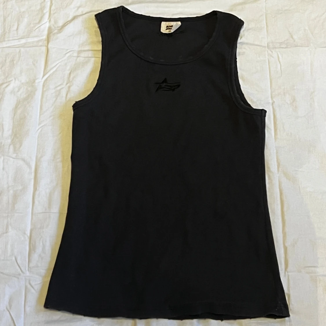 Svart ribbad linnetopp Broken Planet