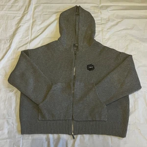 Broken Planet hoodie - En riktigt snygg Broken Planet tröja i schusst material. Tröjan är använd fåtal gånger och har inga fel. 