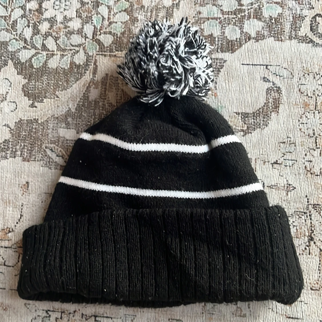 Svart och vit mössa med tofs från Allcap1 - 1