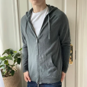 Massimo dutti full zip 100% cashmere  - Massimo dutti full zip 100% cashmere, den är hur skön som helst och passar bra på modellen som är 180 cm 75 kg och bär L. Det är en full zip med två dragkedjor och två fickor och ett snöre för luvan. En av mina absoluta favoriter, inga defekter! Nypris ligger på ungefär 3500 kr. Kom med frågor! 