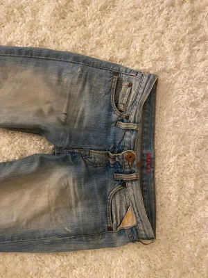 Replay ljusblå bootcut jeans - Snygga ljusblå jeans från Replay med bootcut passform och klassisk femficksdesign. 