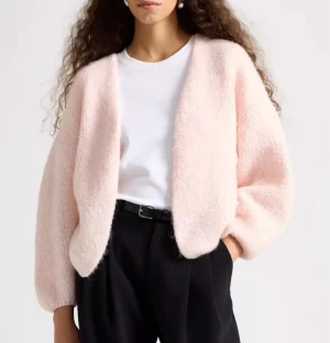 Ljusrosa stickad kofta från Lindex - Supermjuk och fluffig ljusrosa stickad kofta från Lindex. Otroligt mjuk och mysig! Säljs pga för liten för mig! Obs, köp helst ej via Bring 