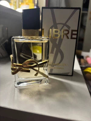 Ysl libre parfym - Köpte den i september men doften är tyvärr väldigt stark för mig, har använt den max 3 gånger.