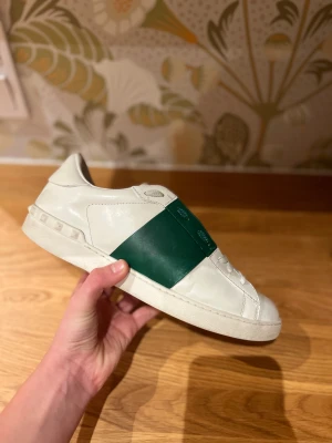 Valentino Open - Ett par Valentino Open jag köpt av en vän. Använts ganska mycket men inga större skador. Som man ser på bilderna är skorna lite skadade på tån men ingen annan stans. Tyvärr finns inget av OG kvar. Skriv om ni undrar något!