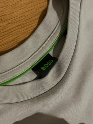 Boss Tröja - Ren och fin Boss tröja i färgen beige. Mycket bra skick, priset kan diskuteras vid köp av snabbaffär.