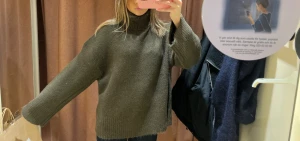 Mörkgrön polotröja  - Säljer denna tröja i storlek S!!!🥰🥰🥰endast använd en gång 