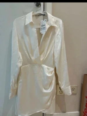 Ny  jätte fint Cremefärgad omlottklänning från Zara  - Stl S , med prislapp , säljer även en likandan klänning i svart , snabb leverans 