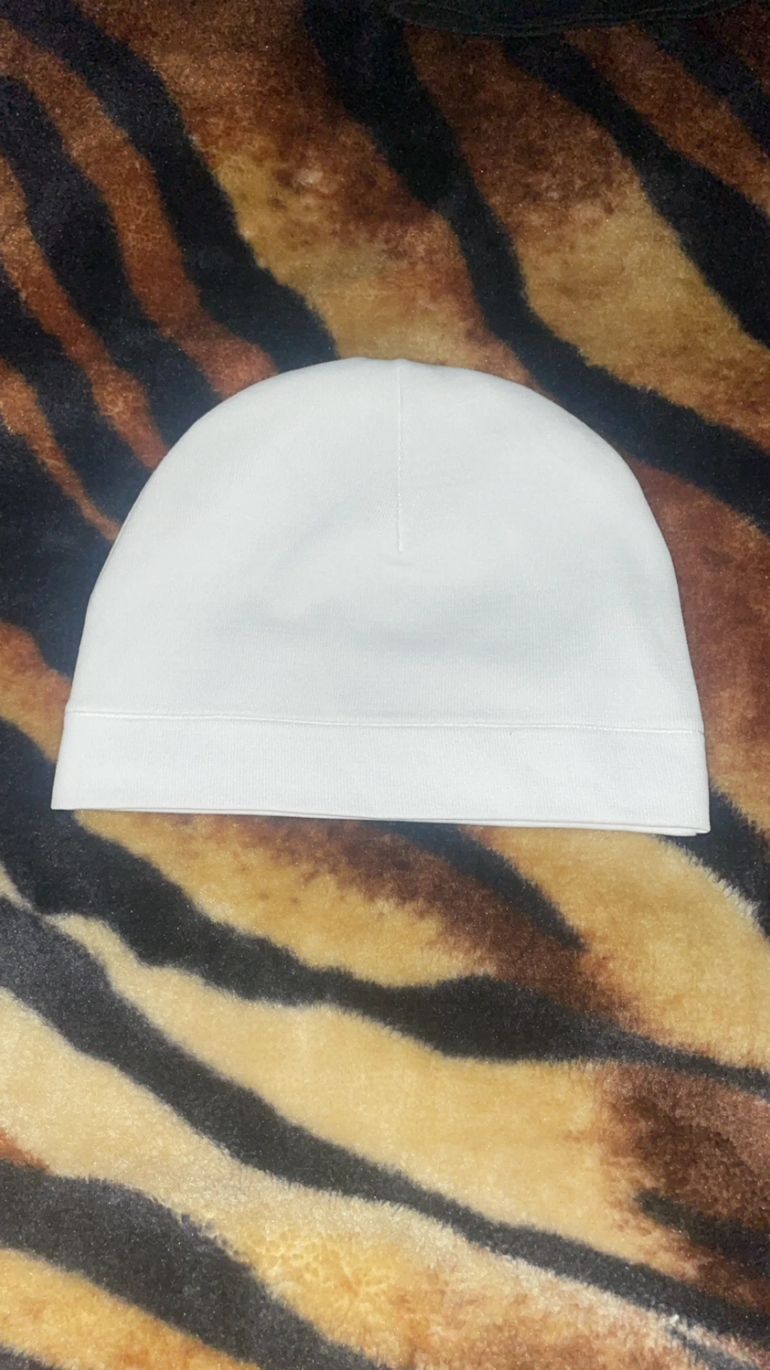 Vit satinmössa från Satyn - 1