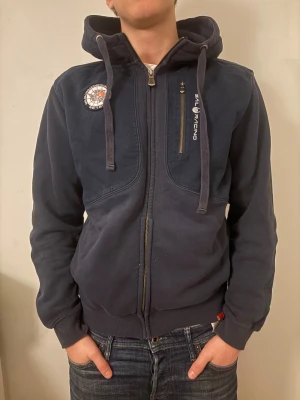 Mörk blå sail racing kofta  - Mörk sail racing kofta i mycket bra skick knappt använd. Storlek M