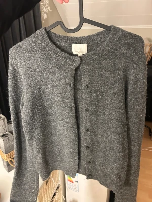 Stickad kofta - Jätte mjuk och skön stickad kofta ifrån HM. Perfekt nu till vintern!!