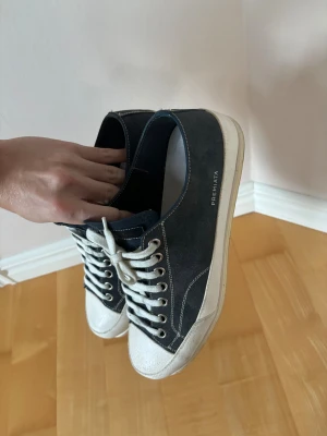 Blå ursnygga Premiata skor - Galet snygga unika och trendiga Premiata skor (likande Converse design fast mer exklusiva) i storlek 44 (29 cm innersulalängd). Grymt skick nästan som nya efter en tvätt! 
