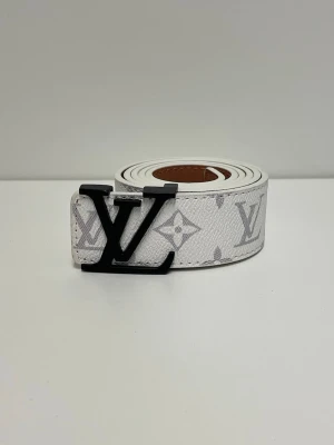 L Bälte Vit - Säljer en helt nytt bälte aldrig använd. Storlek 110. Snabb frakt, postas inom 24h efter köp. Skriv gärna om du har fler frågor. Kan även hämtas i Stockholm.