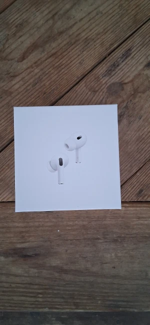 AirPods Pro (2nd generation) with MagSafe Charging Case (USB-C) - Säljer ett par helt nya AirPods Pro (2nd generation). Kvitto medföljs, köpta från USA.