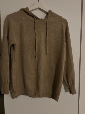 Beige Merino ull hoodie  - Helt fräsch Merino Ull hoodie i perfekt skick. Har bara provat en gång då den är för liten för mig. Pris kan diskuteras om snabb affär sker.