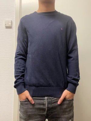 Ulltröja från Tommy Hilfiger - Marinblå Tommy Hilfiger tröja. Väldigt bra skick och inga defekter. Modellen är 173cm, 64kg. Priset kan självklart diskuteras!