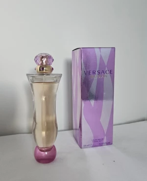 Versace Woman Eau de Parfum 50ml - Versace Woman Eau de Parfum i en snygg 50 ml flaska. Knappt använd. 