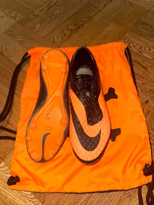 Nike Hypervenom Phantom OG fotbollsskor, stl 42 - Säljer ett par otroligt ovanliga och eftertraktade Nike Hypervenom Phantom i originalutgåvan. Dessa släpptes 2013 och sedan dess har det släppts flera remakes, men dessa är alltså den första generationen, OG. Perfekta för dig som vill sticka ut på planen med stil. Storlek 42. Använda men fortfarande i mycket bra skick. Priset är aningen förhandlingsbart. 