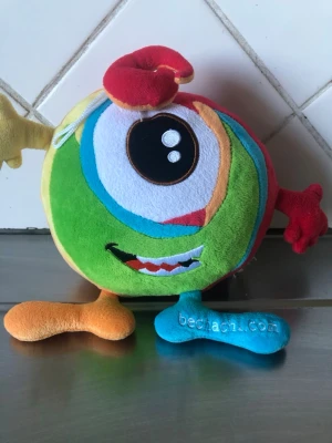 Babblare med skallet ljud ini gör det minsta barnet  - Babblare i plysch i fint. Skickför de minsta barnet med skallet ljud i 