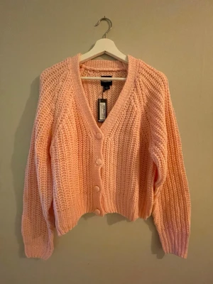 Stickad kofta - Superfin chunky stickad kofta från Boohoo i en rosa färg. Helt ny och aldrig använd, lapparna sitter fortfarande kvar. Boxy fit och jättemysig, perfekt både till vardags och sommarens kyligare kvällar.