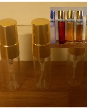 Elizabeth Taylor splitpaket  - 3 stycken 3 ml glasdekanter med spray ✨️Välj valfria bland dessa dofter💎Violet eyes💎White diamonds en rouge💎Diamonds and emeralds💎Diamonds and rubies💎Diamonds and sapphires 