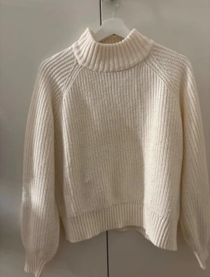 Stickad tröja - Fin stickad tröja i storlek S, lite små nopprig på vissa ställen men i inget som märks super tydligt💕