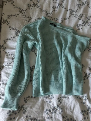 Blå stickad one shoulder tröja  - Fint skick, knappt använd! Storlek S/M