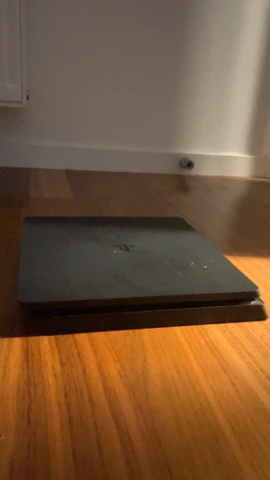 PlayStation 4 Slim - Sony PlayStation 4 Slim i svart färg. Konsolen har synliga ytliga repor och mindre slitage på ovansidan, men är i gott skick och fungerar utmärkt. Perfekt för dig som vill spela de senaste spelen till PS4. Strömkabel ingår, pris kan diskuteras…