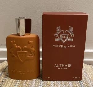 Parfums de Marly Althaïr 125ml - Althaïr Eau de Parfum från Parfums de Marly Paris. Snygg design och stor flaska på 125 ml. Perfekt för dig som vill sticka ut med en exklusiv parfym från ett trendigt märke.
