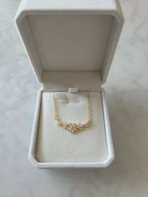 Halsband med Kristallblommor - Ett vackert halsband. Perfekt för både vardag och fest. Perfekt för att lyfta vilken outfit som helst.