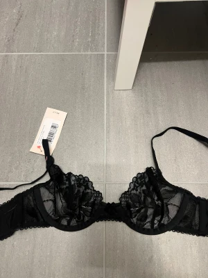 Balconette bh  - Super fin och skön bh med bygel och ovadderad kupa. Är spets runtom. Har justerbara axelband och hysk och hakesstägning. Aldrig använd, endast testad. Har prislapp kvar. Nypris 249 Säljer pga glömt och returnera då denna var lite för liten, men köpt en ny i större storlek.