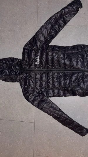 Armani jacka  - En svart puffer jacka i märket Armani  