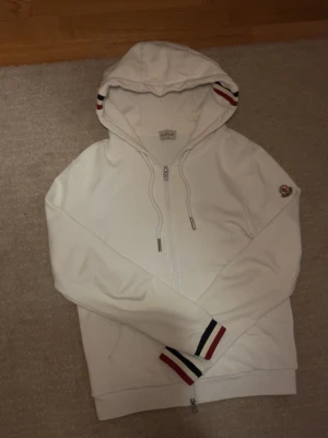 Moncler zip hoodie  - Säljer denna tvär feta hoodien från moncler väldigt sällnsynt. Skick 9/10 