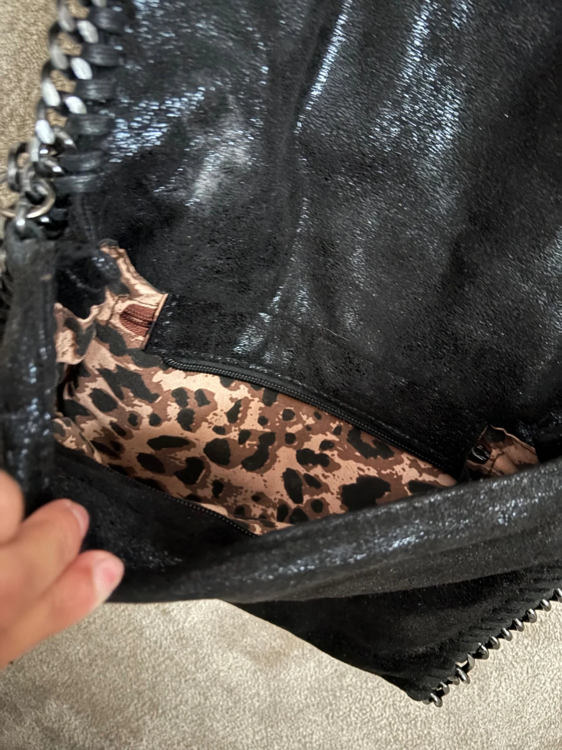 Svart axelväska med kedjedetaljer - 1