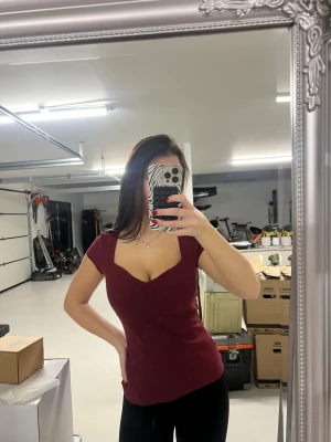 Vinröd topp - Super snygg topp från Anna Field, bra skick🥰