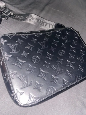 Svart axelväska  - Snygg svart axelväska med ingrävda detaljer 👊