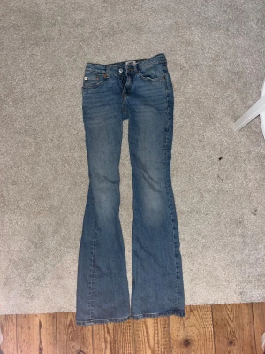 Blå bootcut jeans - Säljer ett par jeans i blå denim med bootcut passform. De har fickor där bak. Jeansen är inte så jättemycket använda, men är perfekta för dig som gillar low waist bootcut💓 Pris går att diskutera. 