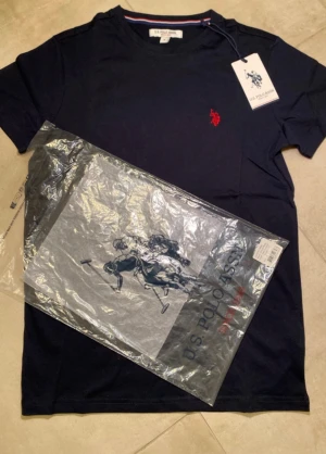 Mörkblå t-shirt U.S Polo Assn - Hej! Säljer en snygg mörkblå t-shirt från U.S. Polo Assn. Den är helt oanvänd i storlek S och originalförpackning finns. Fler t-shirts av samma märke i olika färger och storlekar finns. Perfekt för dig som gillar stilrena, klassiska och populära plagg! Tveka inte att höra av dig vid intresse!
