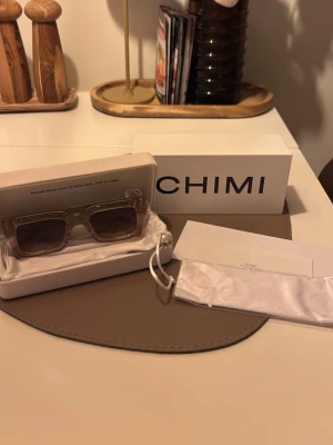 CHIMI solglasögon 05 Ecru - Säljer solglasögon från CHIMI i färgen ECRU. Snygga solglasögon med transparent beage färg. Cool, modern och fräsch vibe. Perfekt för dig som vill vara snygg till sommaren!