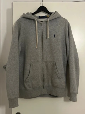 Grå ralph lauren hoodie - Väldigt bra skick, ny pris ca 1500kr, hör av er gärna om du har några frågor🙏🏻