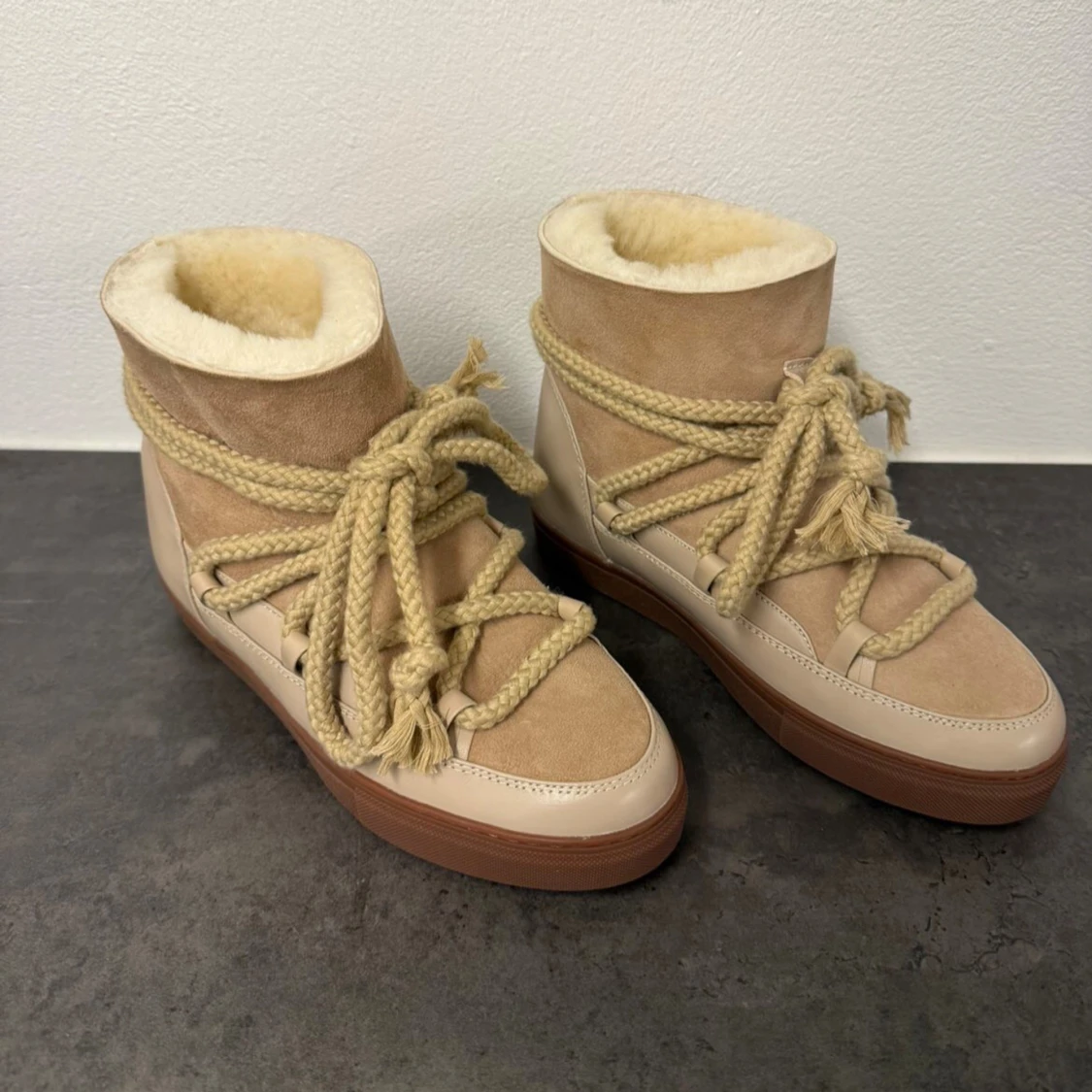 Beige moon boots från Inuikii stl 37