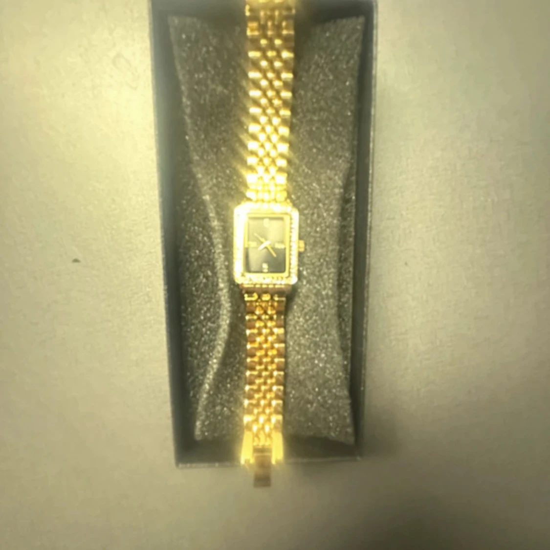 Guldig fyrkantig klocka med stenar - 1