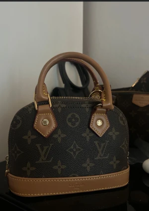 Handväska  - Skriv för mer info!