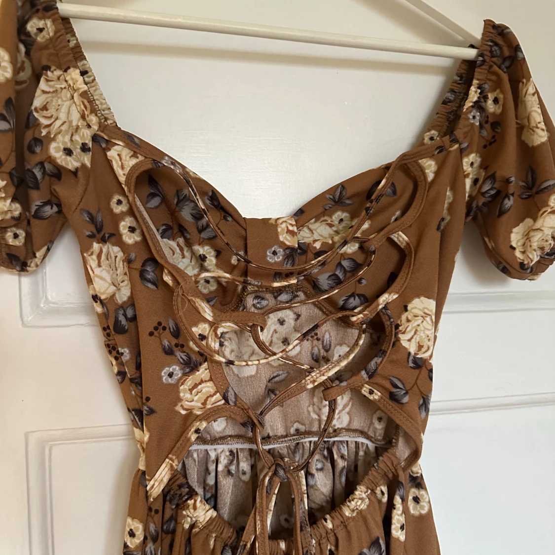 Brun blommig kortklänning med snörning - 1