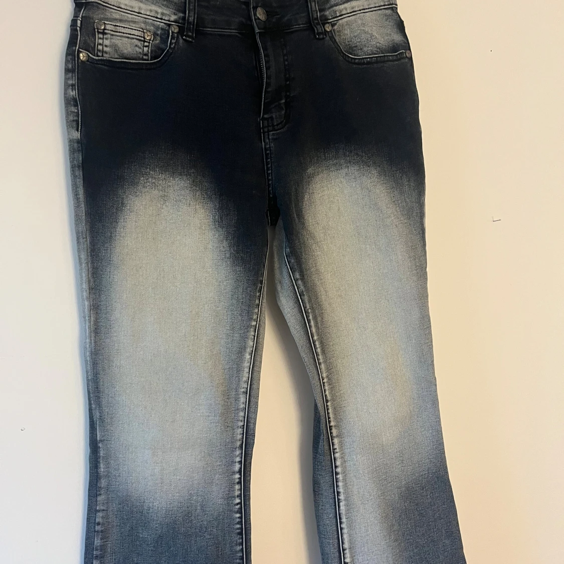Bootcut jeans med blekt tvätt - 1