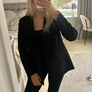 Ny svart blazer - Jättesnygg helt ny svart blazer med prislappen kvar! Säljs pga att jag har flera liknande. Perfekt både till vardag och fest!